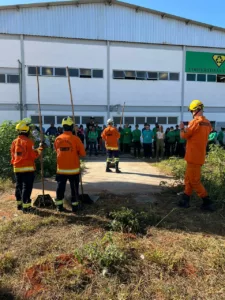 Catadores de materiais recicláveis recebem abafadores e instruções para combate preventivo a incêndios