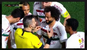 Vídeo: Lance trágico marca empate entre Fluminense e Argentino Juniors na Libertadores