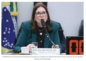 Presidente da Comissão de Fiscalização Comete Gafe ao Não Reconhecer Colega Parlamentar Durante Audiência