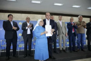 Ibaneis Rocha entrega escrituras públicas a templos e entidades de assistência social no DF