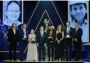 Governador Elmano realiza jantar em homenagem ao Ministro Camilo após premiação