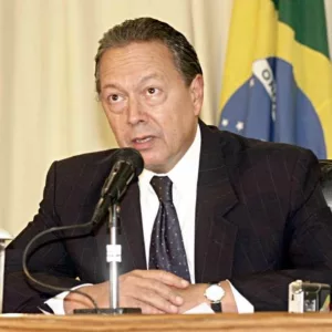 Economista Pedro Malan critica PEC dos precatórios e analisa desafios econômicos