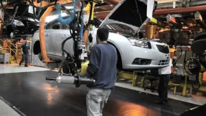 Metalúrgicos da GM aprovam greve após demissões