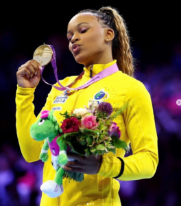 Rebeca Andrade supera Simone Biles e conquista ouro no mundial de salto