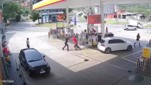 Vídeo: Assaltante leva a pior em tentativa de assalto e apanha de frentista