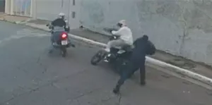 Vídeo: Câmera de segurança registra heróica resistência em tentativa de assalto a motociclista