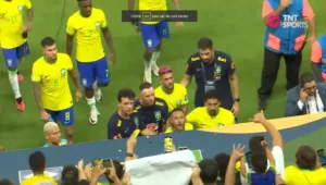 Neymar irritado com arremesso de saco de pipoca por torcedor