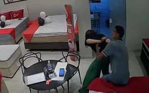 Vídeo: Vendedora escapa de tentativa de estupro em loja de colchões