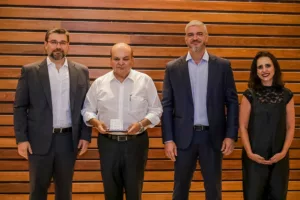 Governador Ibaneis Rocha recebe Prêmio Mérito Imobiliário