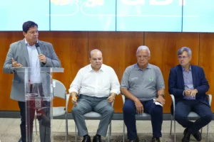 Ibaneis Rocha assina termos de compromisso para Regularização Fundiária no DF