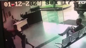 Vídeo: Policial Militar é atacado a facadas em delegacia do DF