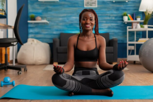 Yoga para mulheres: Como a prática ajuda a manter o equilíbrio no fim de ano
