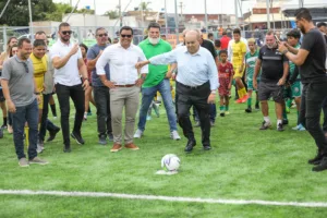 Ibaneis Rocha inaugura campo sintético na feira do produtor de Ceilândia