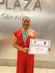 DILA recebe medalha de comendadora: Noite de gala na Federação Habitacional do Sol Nascente