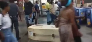 Vídeo: Homem tenta transportar caixão no metrô para cumprir último desejo do tio