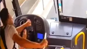 Cidade em alerta: Homem faz motorista de ônibus refém em busca de conversa com prefeito