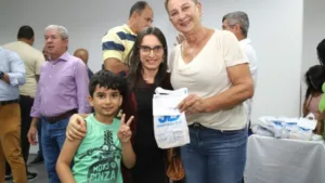 Dra. Zeli entrega 112 óculos de grau em Valparaíso, frutos do programa Deputados Aqui