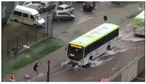 Vídeo dramático resgate: Mulher é arrastada e salva debaixo de ônibus em Ceilândia