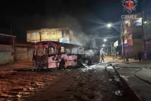 Caos e terror: Grupo incendeia ônibus com passageiros dentro no Sol Nascente