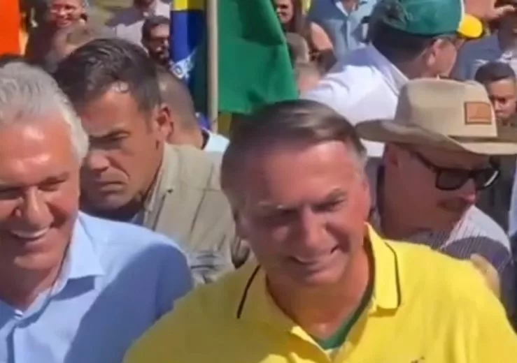 Vídeo: Jair Bolsonaro faz desfile na Agrishow