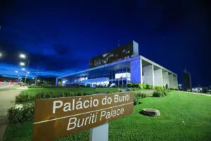 Iluminação Especial: Palácio do Buriti e Torre de TV brilham pelo abril azul