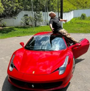 MC Ryan detido: Irregularidades na Ferrari de luxo