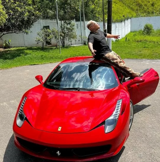 MC Ryan detido: Irregularidades na Ferrari de luxo