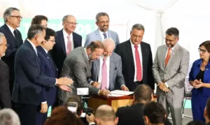 Lula assina MP para reduzir conta de luz e impulsionar energia sustentável