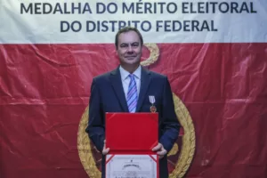 Presidente do Sistema Fecomércio-DF recebe Medalha do Mérito Eleitoral