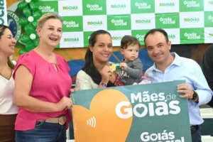 Dra. Zeli celebra entrega de cartões do programa Mães de Goiás