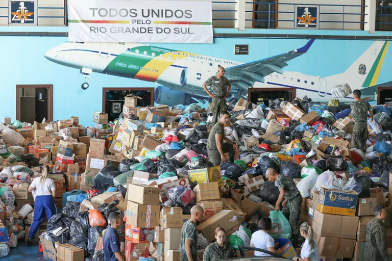Brasília solidária: 100 toneladas para o Sul