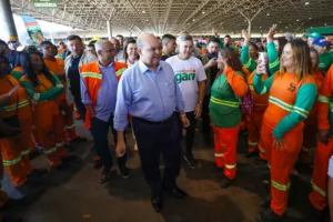 Brasília celebra dia do gari com Ibaneis, serviços e música