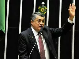 Líder do governo propõe mudanças na gestão Lula