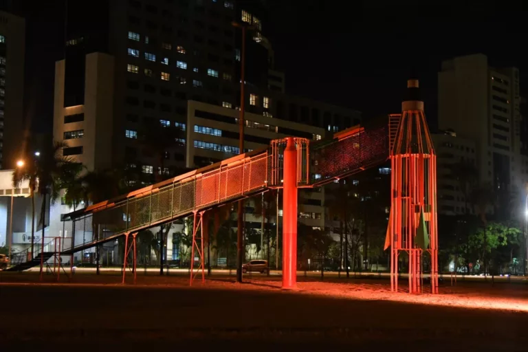 Senadora Damares participa de evento de iluminação do foguetinho do Parque Ana Lídia