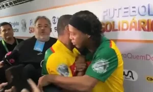 Ronaldinho brilha no futebol solidário: ‘Teria Vaga no Meu Time’