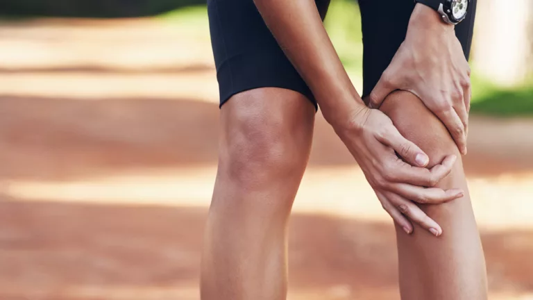 Estalos no joelho: sintoma pode indicar problemas mais graves, alerta especialista