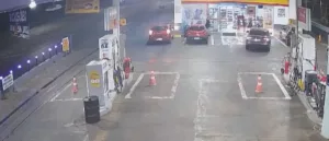 Vídeo: Mulher confunde pedais e carro invade loja