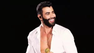 Vídeo: Fã cai no palco e derruba equipamentos em show de Gusttavo Lima