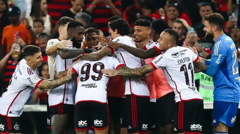 Flamengo atropela Vasco em jogo histórico no Maracanã