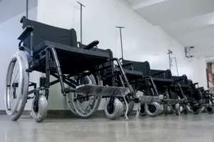 Hospital de Base do Distrito Federal recebe novas cadeiras de rodas