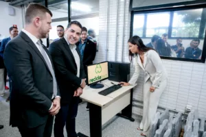 Primeira-Dama entrega 100 computadores Reciclotech ao IgesDF