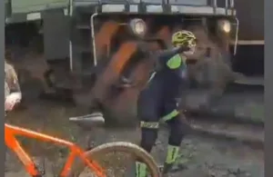 Ciclista é atingida por trem enquanto tirava foto em Uberaba, MG