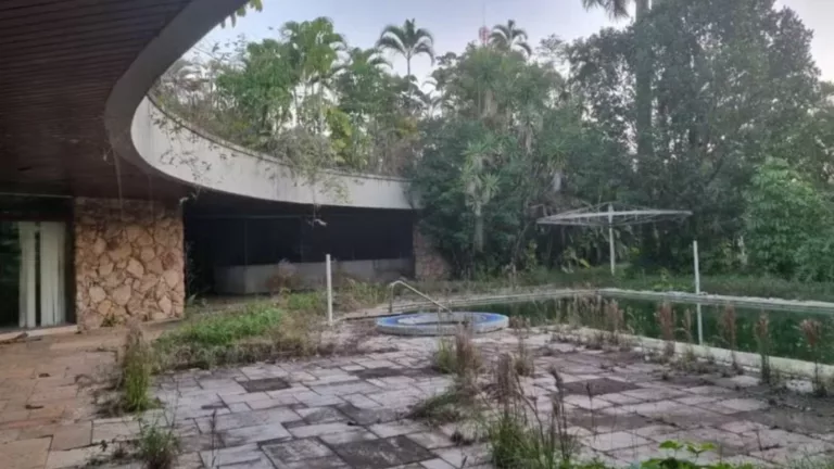 Mansão de Pelé no Guarujá em estado de abandono, família nega