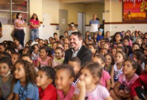 Teatro sobre ‘Dengue’ encanta e educa alunos em São Sebastião