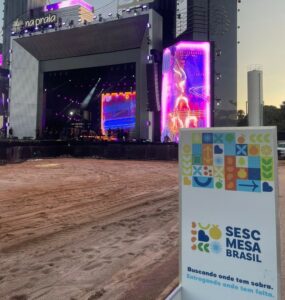 Festival Na Praia e Sesc Mesa Brasil combatem a fome com meia social