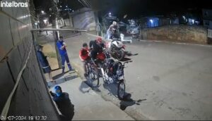 Vídeo: Duas motocicletas colidem de frente