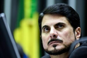 Senador Marcos do Val ataca delegado da PF