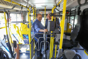 Governador Ibaneis Rocha entrega 78 novos ônibus à população do DF