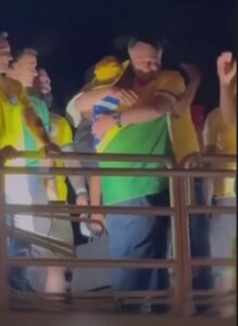 Bolsonaro viraliza em ato com sósia de Lula ao som de ‘Evidências’