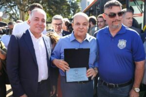 Servidores da carreira do transporte urbano premiam Ibaneis Rocha